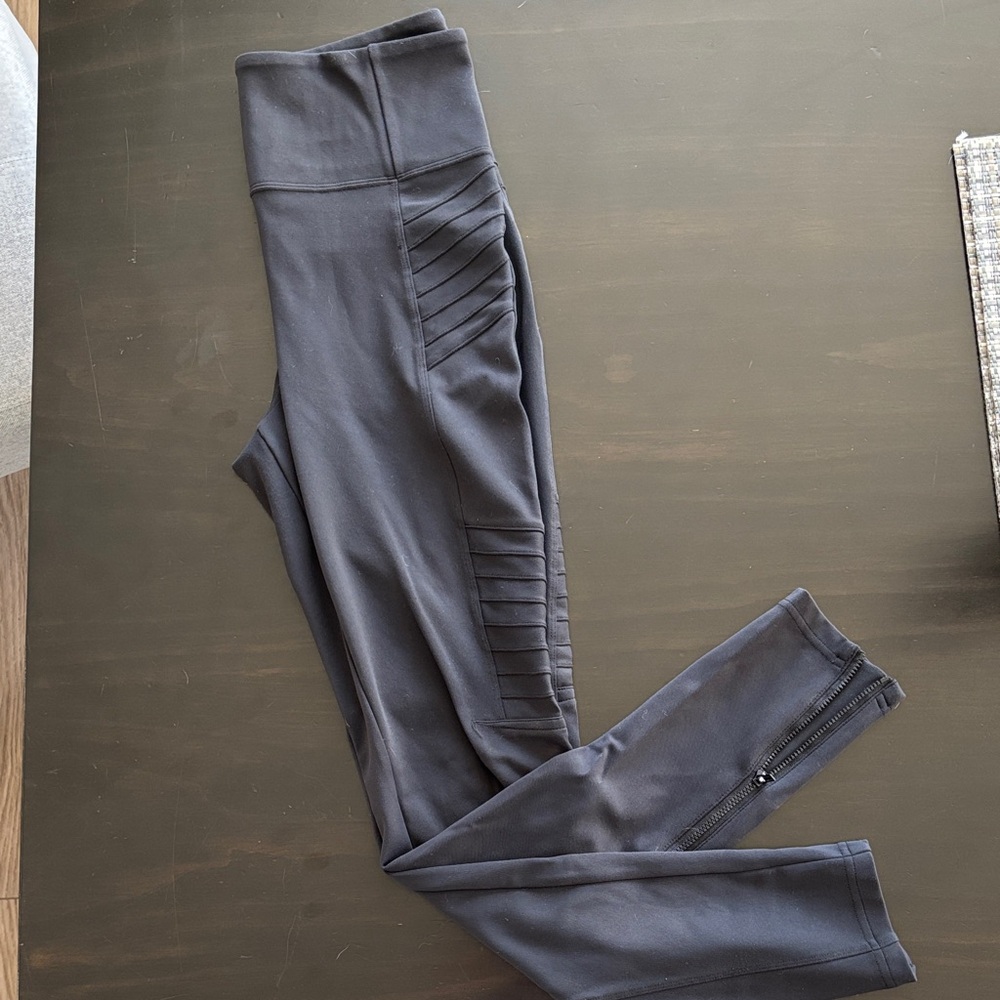 Black high rise Leggings- Side Detail